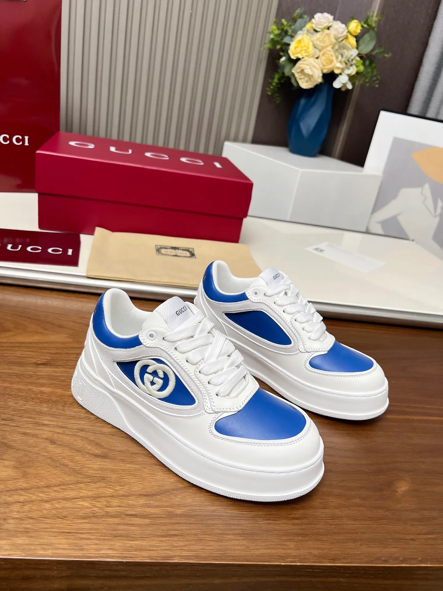 👟👟Ex-factory price 560👟👟Gucci casual sneakers, top version! Oil edge craftsmanship🌸🌸🌸1:1 reproduction. New model for early spring, creating a perfect style💣💣💣street style🔥🔥🔥Cool and stylish C-position fashionable outfit with retro and futuristic feel🌹🌹🌹Classic shoe shape, showing exquisite texture! Open mold to customize high-density outsole. Comes fully packaged. Size: Female 35-46. Fabric: Imported cowhide...men and women